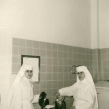 Schwestern im Operationsdienst im Krankenhaus (um 1965)
