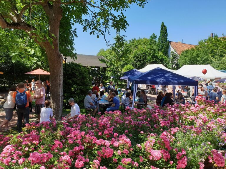 Das Sommerfest findet im idyllischen Garten des Hospiz Luise in Hannover Kirchrode statt.