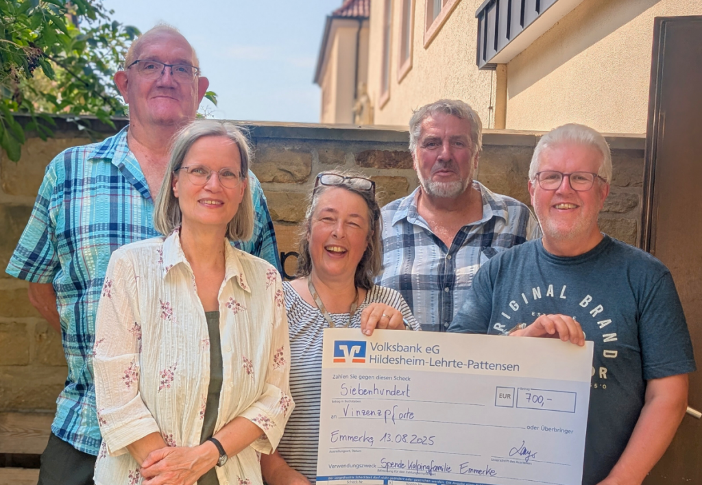 Andreas Langer (1. Vorsitzender), Manfred Wehrmarker (2. Vorsitzender) und Michael Delmenhorst (Vorstandsmitglied) überreichen eine Spende an Marie Hilgenfeld, Leiterin des Sozialcafés Vinzenzpforte.