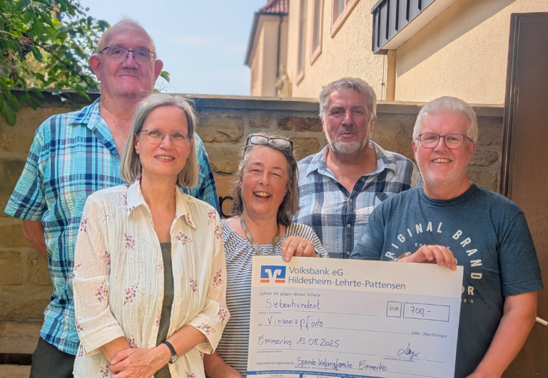 Andreas Langer (1. Vorsitzender), Manfred Wehrmarker (2. Vorsitzender) und Michael Delmenhorst (Vorstandsmitglied) überreichen eine Spende an Marie Hilgenfeld, Leiterin des Sozialcafés Vinzenzpforte.