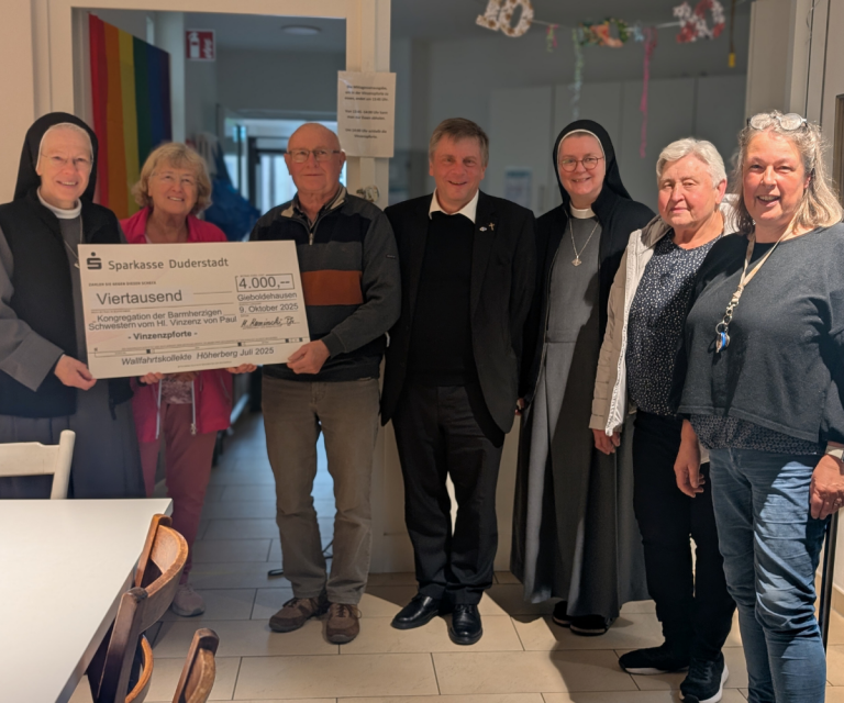 Pfarrer Matthias Kaminski und Vertreter des Wallfahrtsortes Höherberg bei Gieboldehausen überreichten im Mutterhaus der Barmherzigen Schwestern vom heiligen Vinzenz von Paul einen Spendenscheck über 4.000 Euro. Das Geld wurde während der Wallfahrten auf dem Höherberg für die Vinzenzpforte, das Sozialcafé der Vinzentinerinnen in Hildesheim, gesammelt.