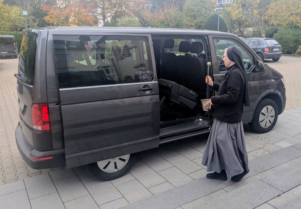 „Denn er hat seinen Engeln befohlen, dass sie dich behüten auf allen deinen Wegen.“ Schwester M. Teresa besprengte den glänzend grauen T6-Bus mit Weihwasser.