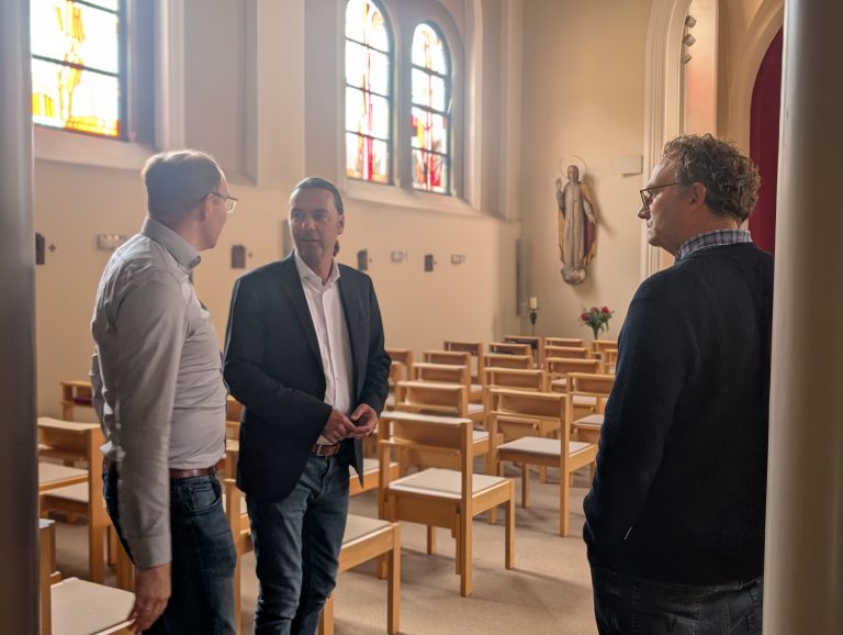 Thomas Naumann, Vorstandsvorsitzender der Vinzenz Bernward Stiftung (rechts) mit Bernd Lynack und Verwaltungsleiter Markus Lammers in der stimmungsvollen Kapelle des Mutterhauses. Foto: Balzer