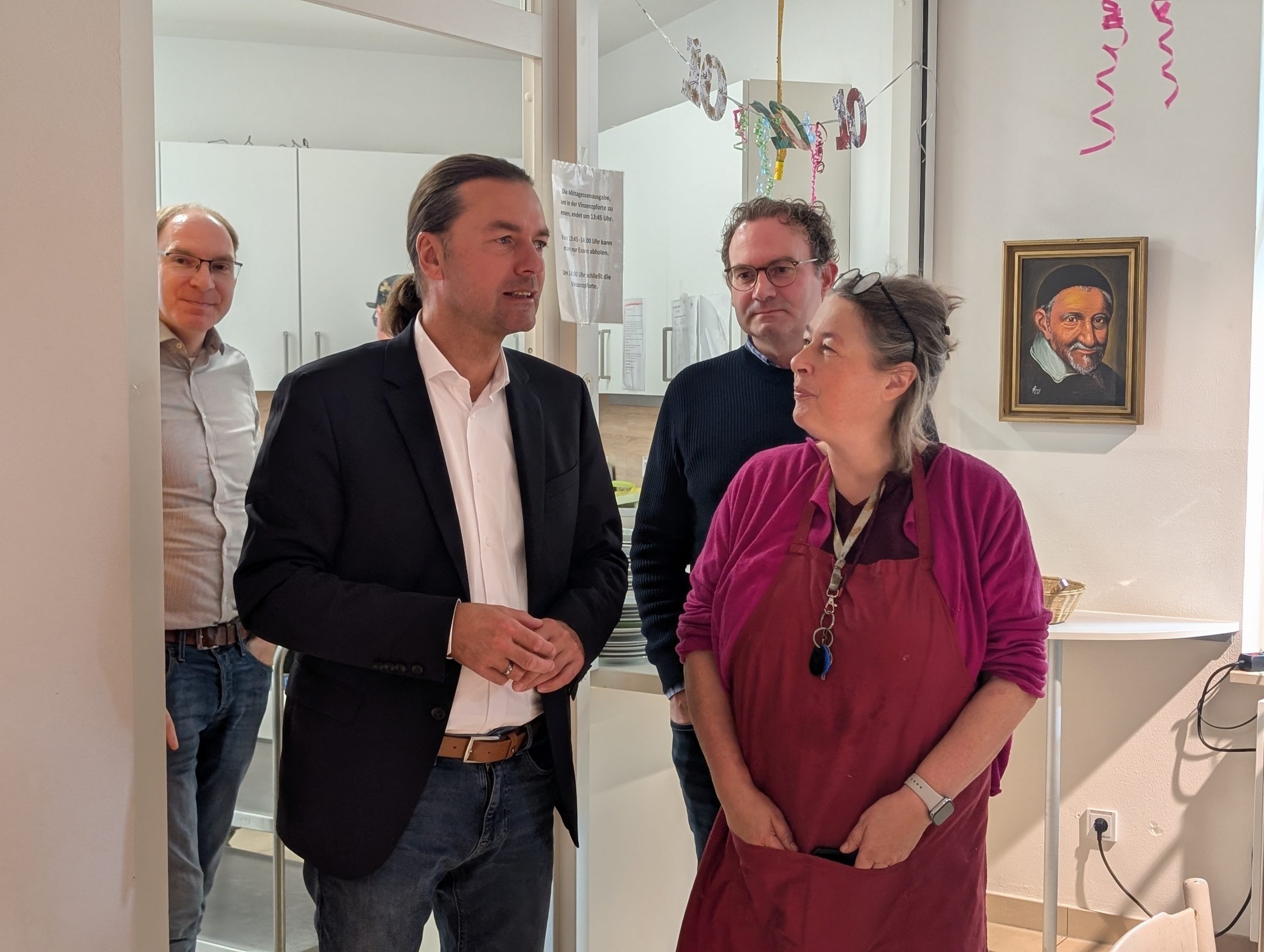 Landrat Bernd Lynack überzeugte sich zur Mittagszeit in der Vinzenzpforte im Gespräch mit Leiterin Marie Hilgenfeld von der hohen Nachfrage an die Angebote des Sozialcafés. 