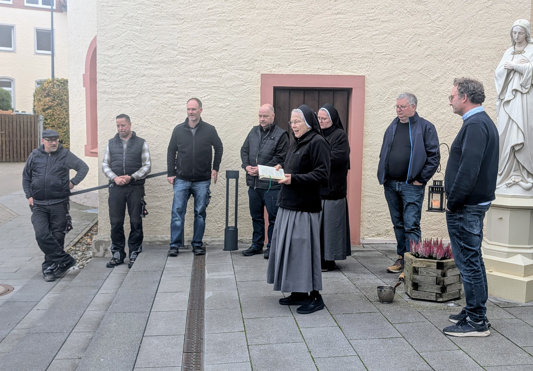 Generaloberin Schwester M. Teresa Slaby bat um Gottes Schutz auf allen Wegen und rief dabei die traditionellen Schutzpatrone der Reisenden an.