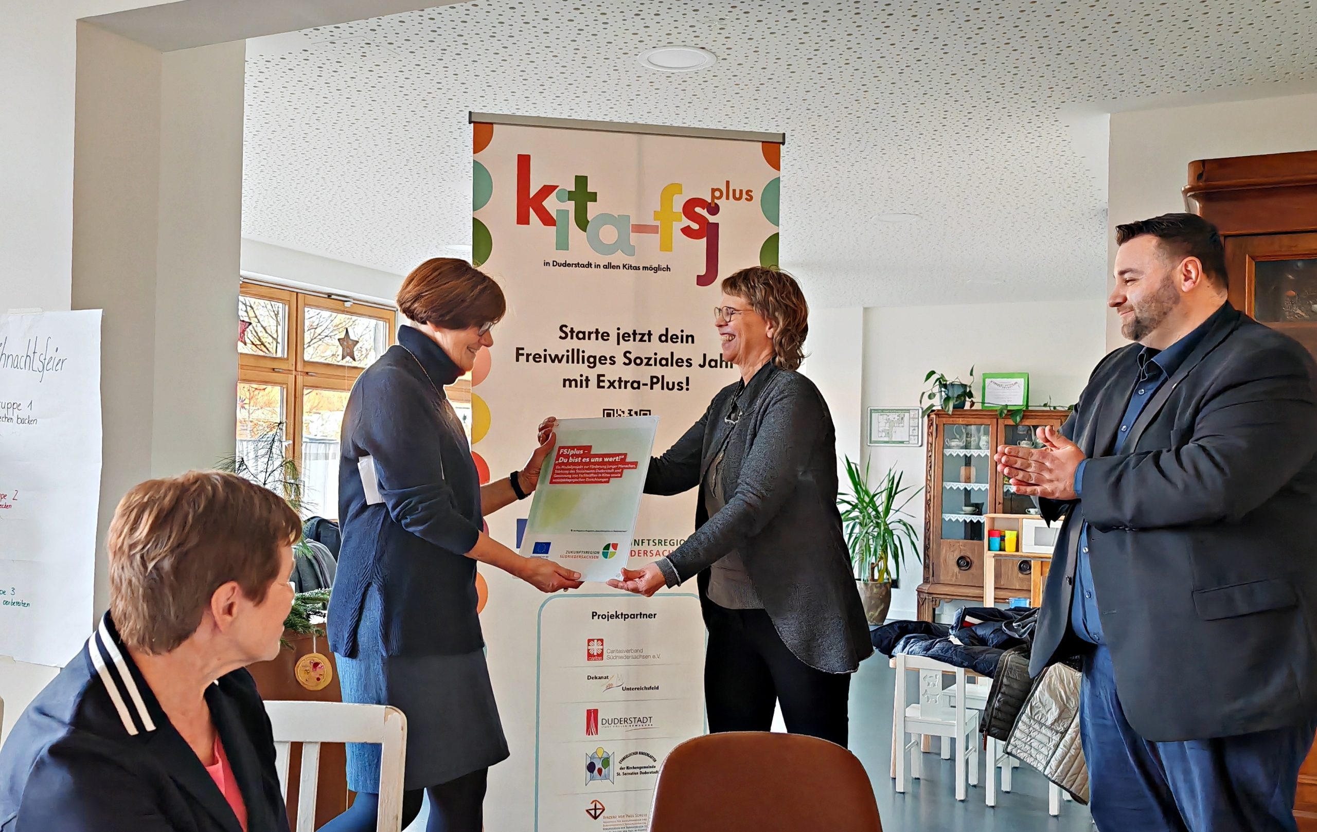 Andrea Hummelsiep überreicht die Förderplakette an Heike Jagemann (links). | Foto: Foto: Claudia Nachtwey / cps