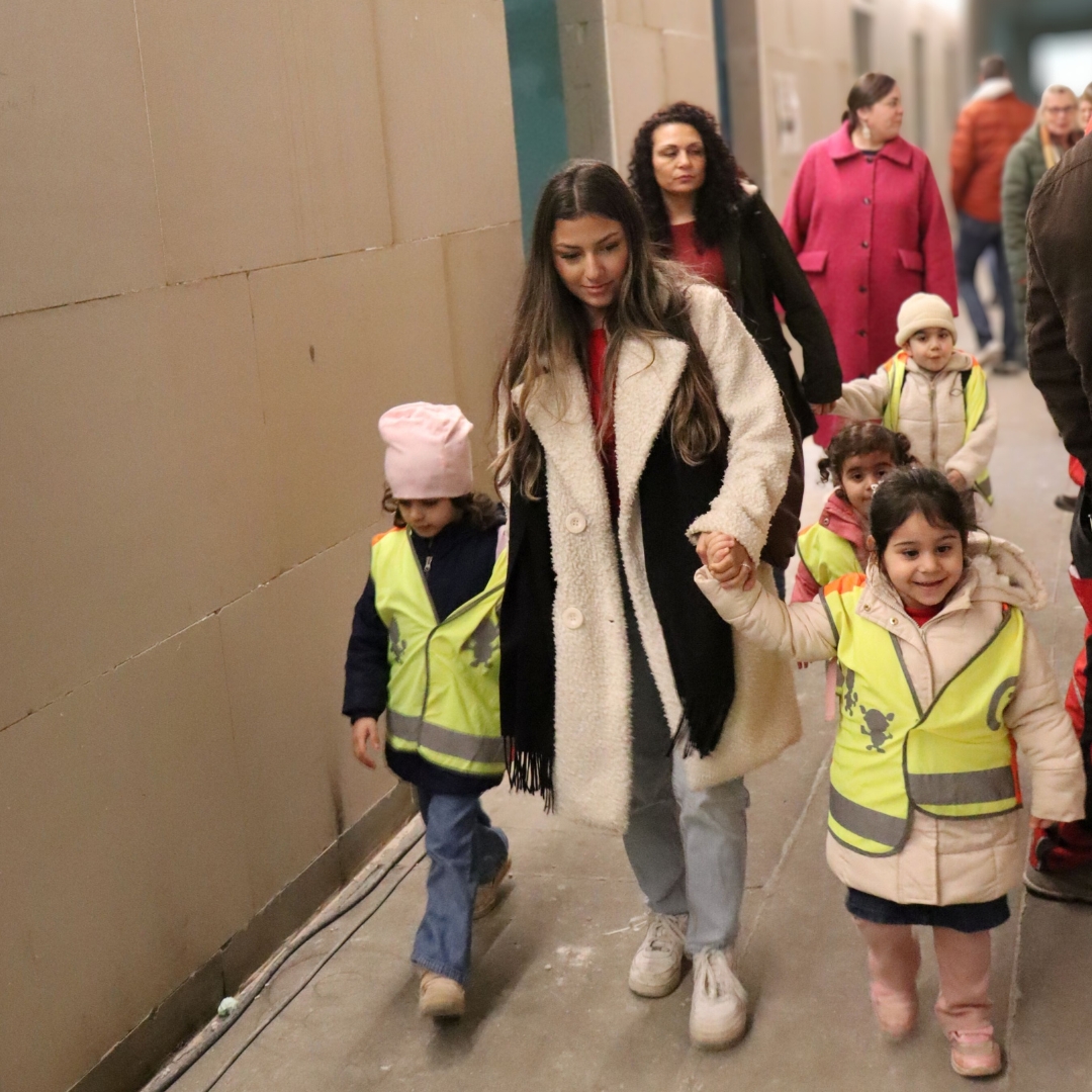 Die Kinder aus der Kita Münchewiese konnten während des Richtfestes schon einmal ihre zukünftigen Räumlichkeiten in der Kita Arche entdecken.