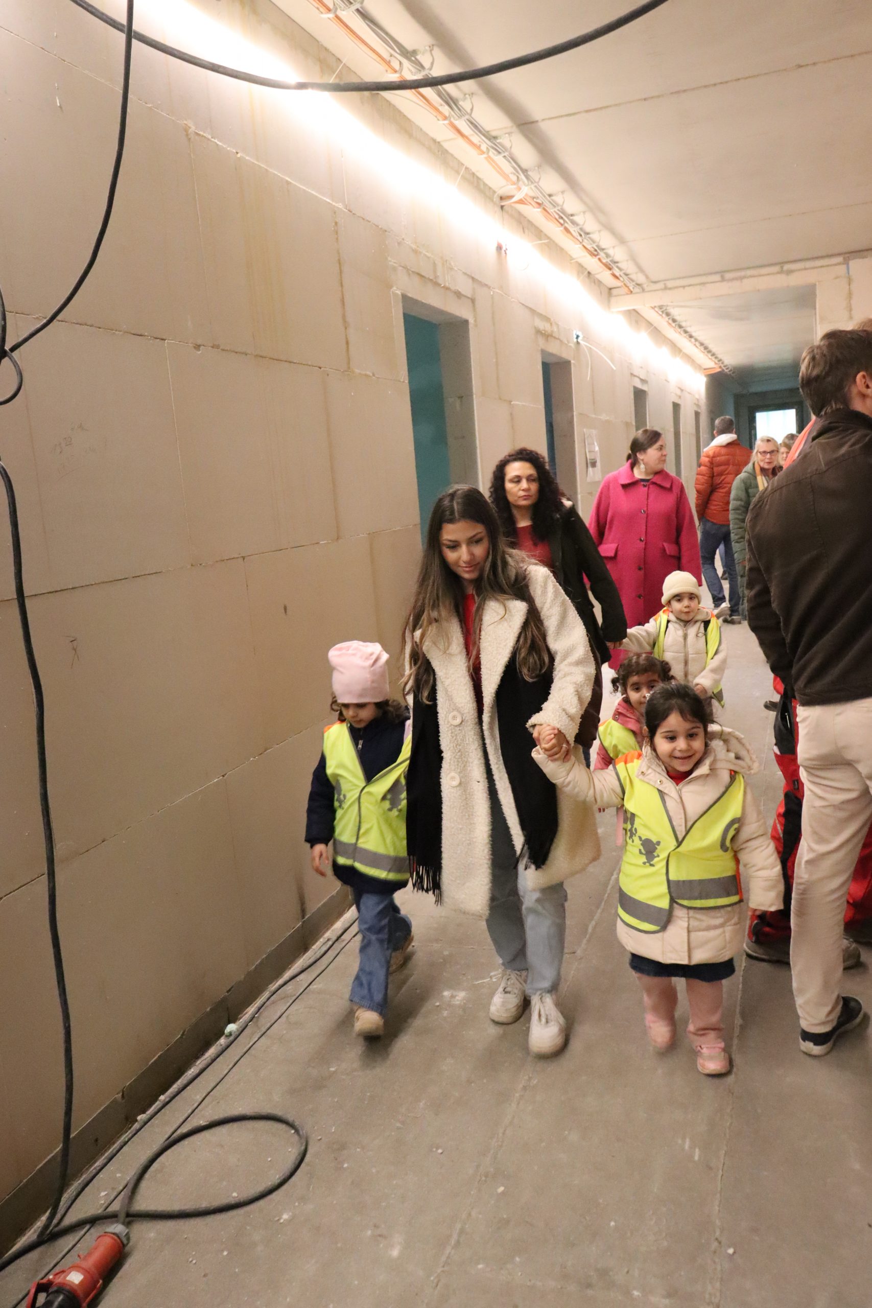 Die Kinder aus der Kita Münchewiese konnten während des Richtfestes schon einmal ihre zukünftigen Räumlichkeiten in der Kita Arche entdecken.