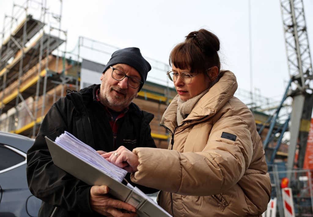Bauleiter Stefan Heinicke von der Gesellschaft für soziale und kirchliche Bauprojekte (GskB) bespricht mit Einrichtungsleitung Sarah Heuer, Caritas Hildesheim, die Umbaumaßnahmen an der Kita St. Hedwig in Sarstedt. Foto: Moras / Caritas Hildesheim