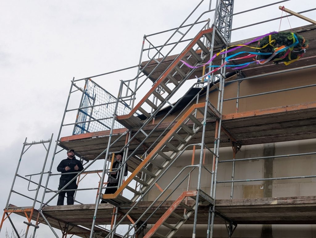 Der Richtspruch wurde von der Zimmerei Rottinghaus vorgenommen, die Richtkrone wurde auch von den Kindergartenkindern gebastelt.