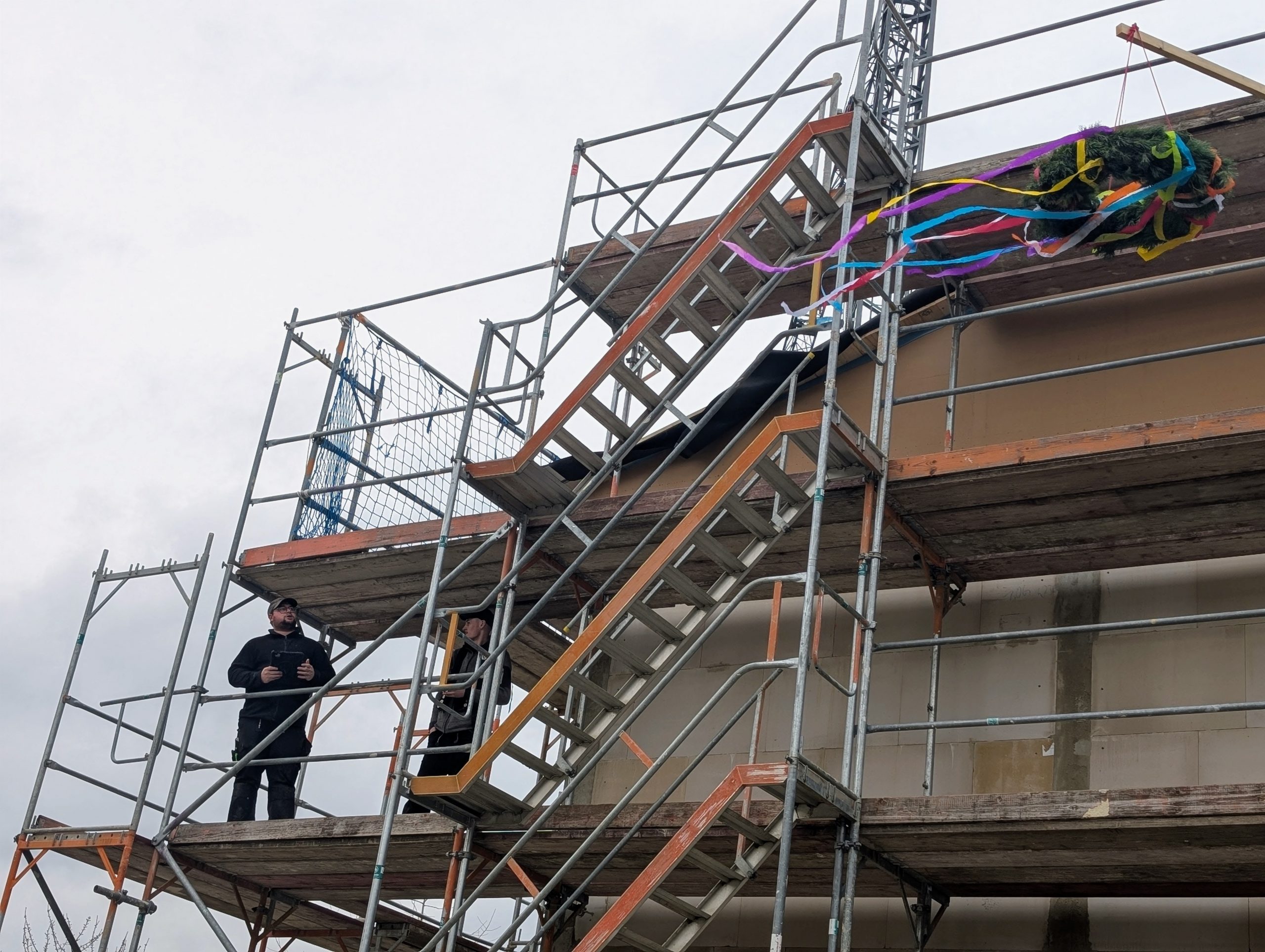 Der Richtspruch wurde von der Zimmerei Rottinghaus vorgenommen, die Richtkrone wurde von den Kindern der Kita Münchewiese gebastelt.