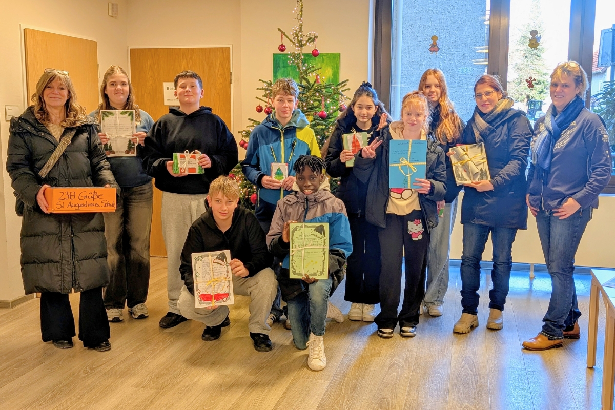 Schülerinnen und Schüler der Klasse 7a der St. Augustinus Schule bei der Übergabe der Weihnachtspost im Altenpflegeheim St. Paulus.