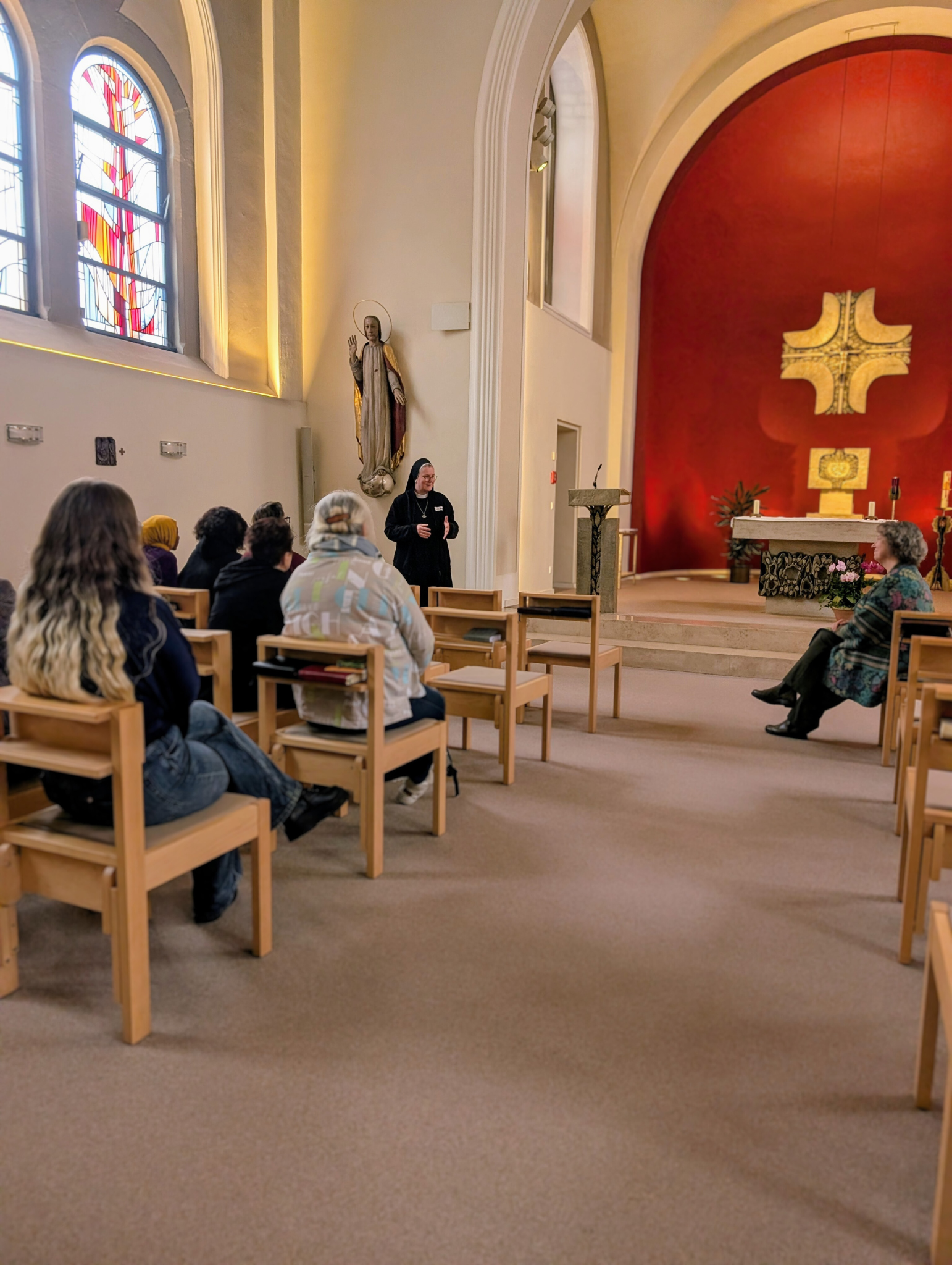 Generalvikarin Schwester M. Hanna Schmaus machte in der Kapelle des Mutterhauses deutlich, wie sich die spirituellen Wurzeln der Schwesterngemeinschaft in diesem besonderen Ort nachzeichnen lassen.