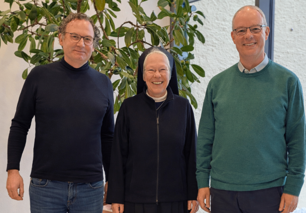 Thomas Naumann und Generaloberin Schwester M. Teresa Slaby bei der Begrüßung von Pater Erasmus Kulke OSB, dem neuen Seelsorger in unseren Einrichtungen, im Mutterhaus der Vinzentinerinnen Hildesheim. Foto: Balzer / VBS