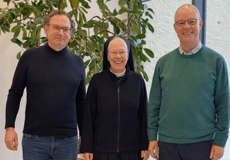 Thomas Naumann und Generaloberin Schwester M. Teresa Slaby bei der Begrüßung von Pater Erasmus Kulke OSB, dem neuen Seelsorger in unseren Einrichtungen, im Mutterhaus der Vinzentinerinnen Hildesheim. Foto: Balzer / VBS