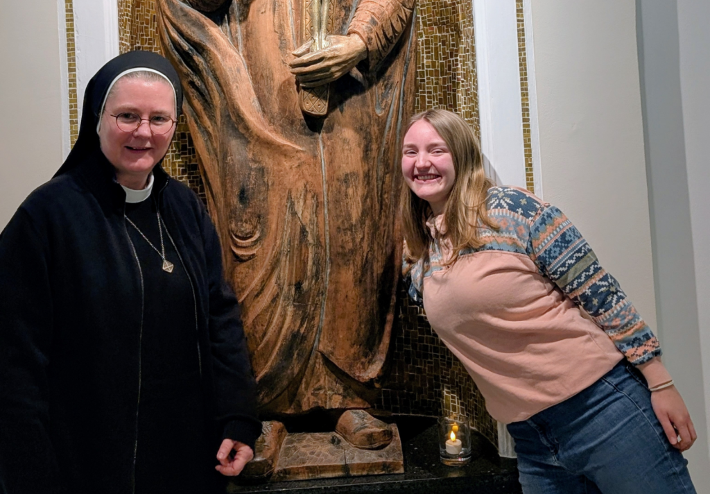 Zu Gast im Mutterhaus: Emily Berg macht im Rahmen der „Woche der Herausforderungen“ an ihrer Schule eine Auszeit im Konvent Luise, begleitet wird sie dabei von Schwester M. Hanna Schmaus. Foto: Balzer / VBS