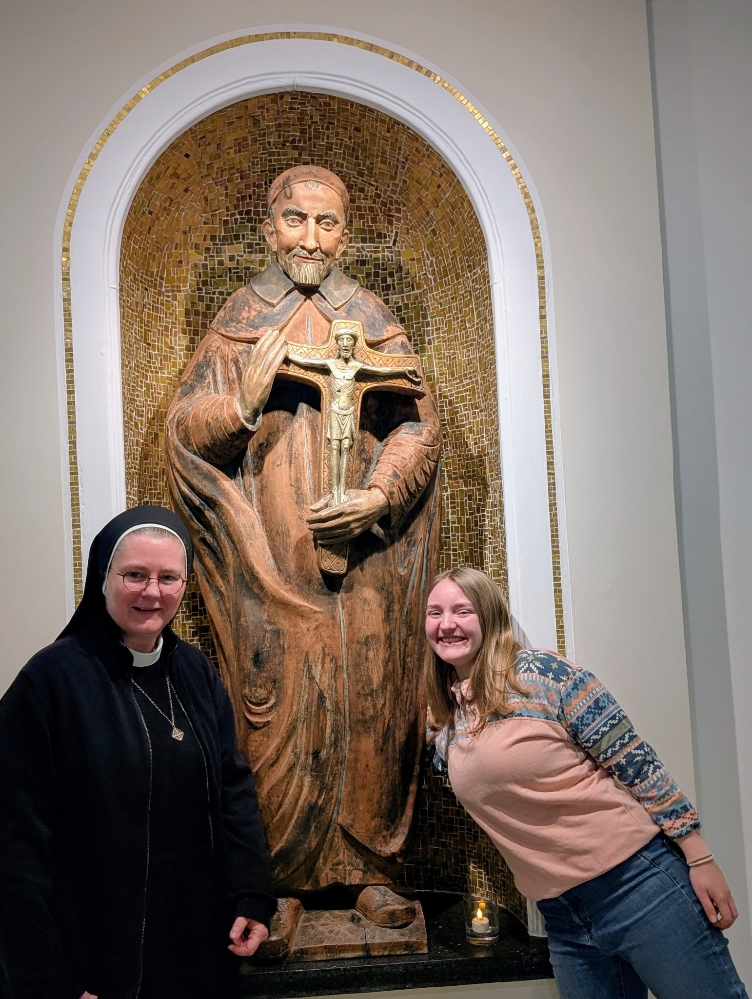 Zu Gast im Mutterhaus: Emily Berg macht im Rahmen der „Woche der Herausforderungen“ an ihrer Schule eine Auszeit im Konvent Luise, begleitet wird sie dabei von Schwester M. Hanna Schmaus. Foto: Balzer / VBS